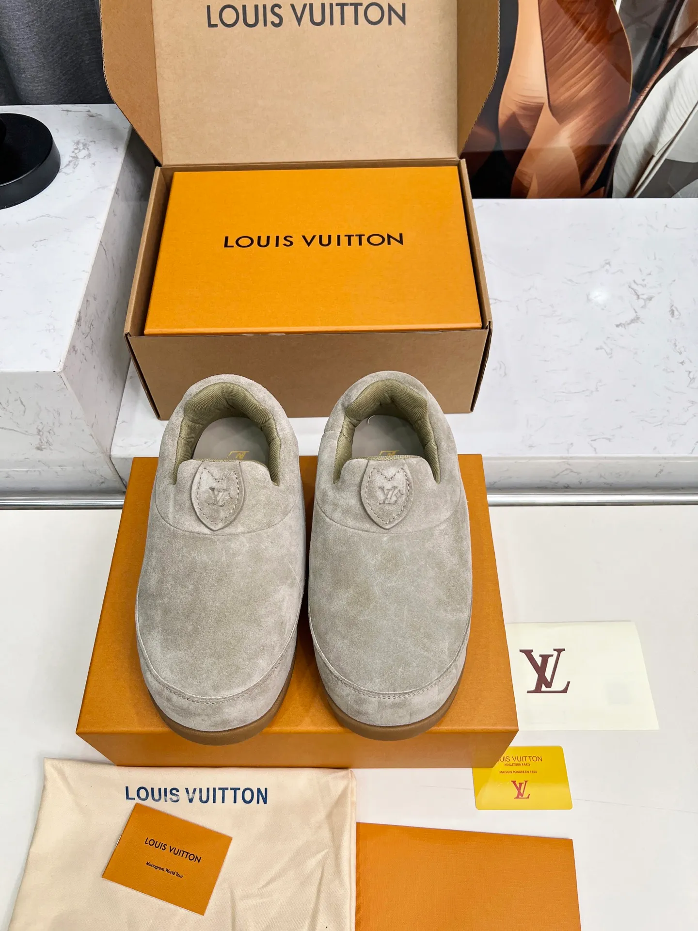 [L Family] P: 740💰 Couple model, size: women 35-41 (customized at 41 for women), 39-46 for men (customized at 45.46) The 2025 iteration of this Time Out sneaker, couple model, LV co-branded nigo, donkey brand, Louis Vuitton, ugly, cute😍Many Internet celebrities have shown off their feet, a classic and versatile item. Fabric: Imported high mercerized cow suede. Lining: high-grade elastic mesh, outsole: original molded outsole, palm print rubber outsole with hidden L letter and Monongram flower.